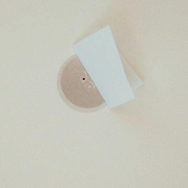 NFC Sticker schwarz abkleben